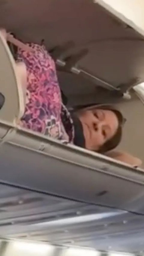 Viral Passengers Caught Sleeping in the Aircraft Cabin Bag, Netizens Confused about How They Got Up