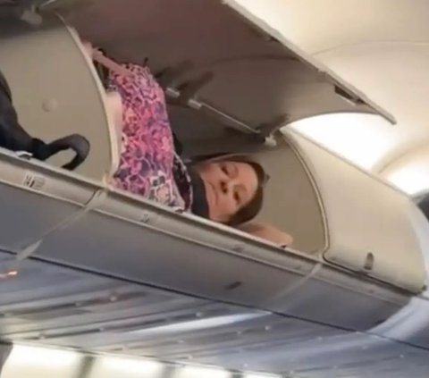 Passenger Caught Sleeping in the Aircraft Cabin, Netizens Confused about How They Got Up There