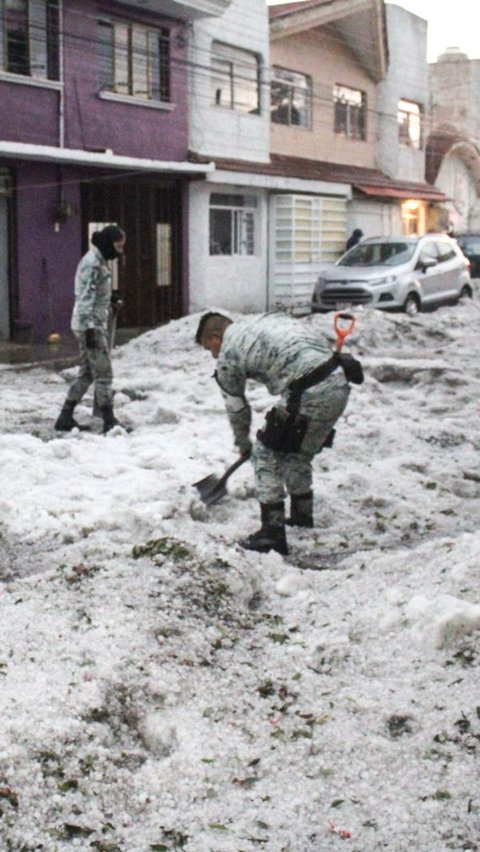 Terjangan badai es tersebut menyebabkan Kota Puebla diselimuti salju tebal hingga ketinggian satu meter. Foto: Jose Castanares/AFP