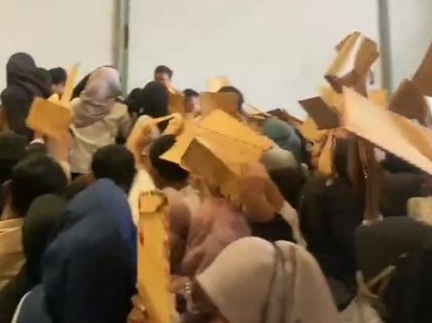 The Moment of Crowded Young People in One Room Carrying Chocolate Envelopes, Evidence of the Difficulty of Finding Work