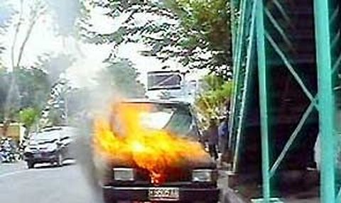 Perhatian! Ini adalah 7 penyebab umum mobil terbakar.