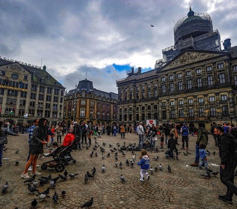 Dam Square, alun-alun yang bersejarah dan indah di pusat Kota Amsterdam, terus menjadi salah satu tujuan wisata gratis yang paling populer di negara ini. Foto: merdeka.com / Arie Basuki<br>
