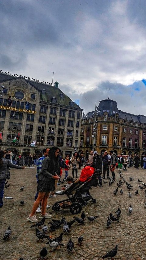 FOTO: Serunya Akhir Pekan Berinteraksi dengan Ribuan Merpati di Dam Square, Amsterdam