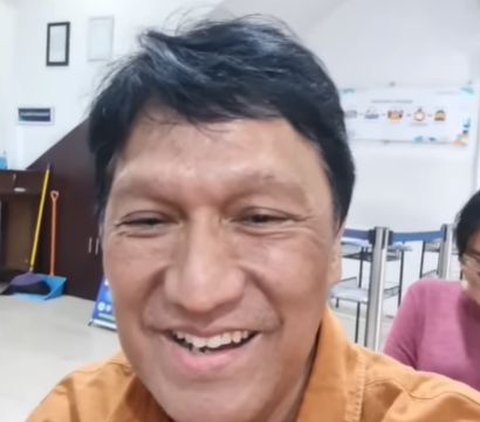 Viral Video Rocker Senior Ikang Fawzi Practices Patience Waiting for 6 Hours at BPJS Kesehatan Tangsel