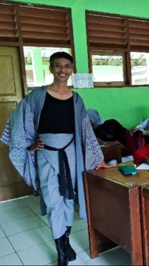 <b>Potret Sosok Guru PNS SMKN di Bantul Ngajar dengan Busana Nyentrik, Rela Jadi Model Demi Apresiasi Karya Murid</b><br>
