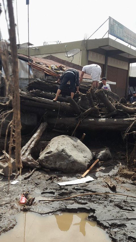 Cegah Aliran Air Tersumbat, BNPB Akan Ledakkan Batuan Sisa Banjir Lahar Gunung Marapi