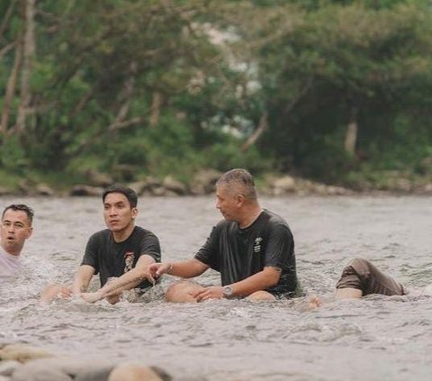 Potret Raffi Ahmad Healing Bareng 'The Dudas Minus One', Asyik Main di Sungai Sambil Menikmati Pemandangan