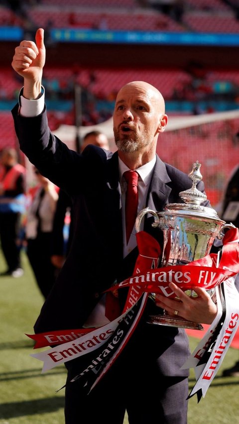 Manajer Manchester United, Erik ten Hag mengacungi jempol saat merayakan kemenangan setelah MU sukses merebut juara Piala FA. Foto: Reuters / Andrew Couldridge