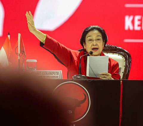 Ketua Umum PDI-P Megawati Soekarnoputri menyampaikan pidatonya dengan semangat 'berapi-api' saat penutup Rakernas V PDIP di Beach City International Stadium Ancol, Jakarta Utara,Minggu (26/5/2024). Foto: Liputan6 / Angga Yuniar