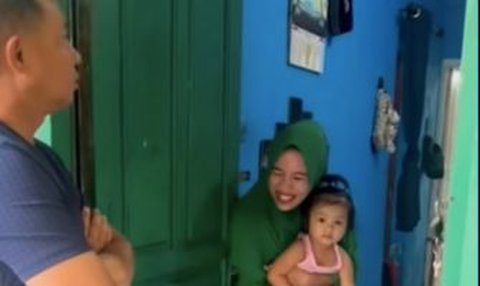 ⁠Gaya Santai Panglima TNI Datangi Rumah Dinas Prajurit, Masuk ke Dapur 'Nyomot' Tempe Goreng