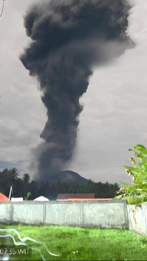 Gunung Ibu Erupsi Lagi, Munculkan Awan Abu Vulkanik Raksasa<br>