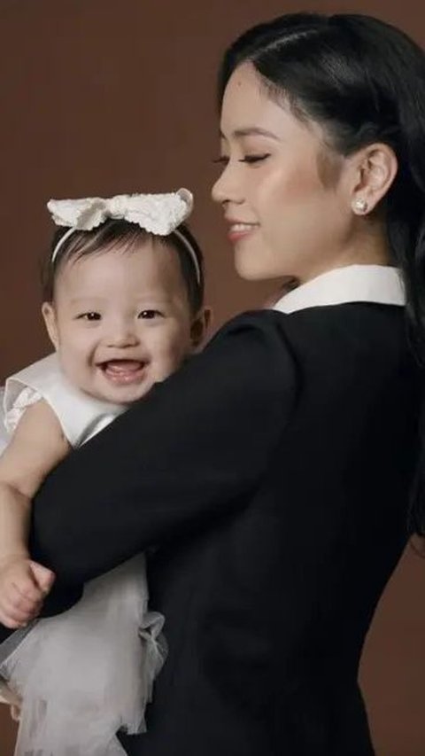 Jessica juga membagikan potret dirinya saat menggendong bayi Julia Eden yang mengenakan dress tutu berwarna putih.<br>