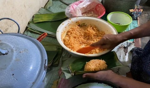 Dibakar dengan Daun Pisang