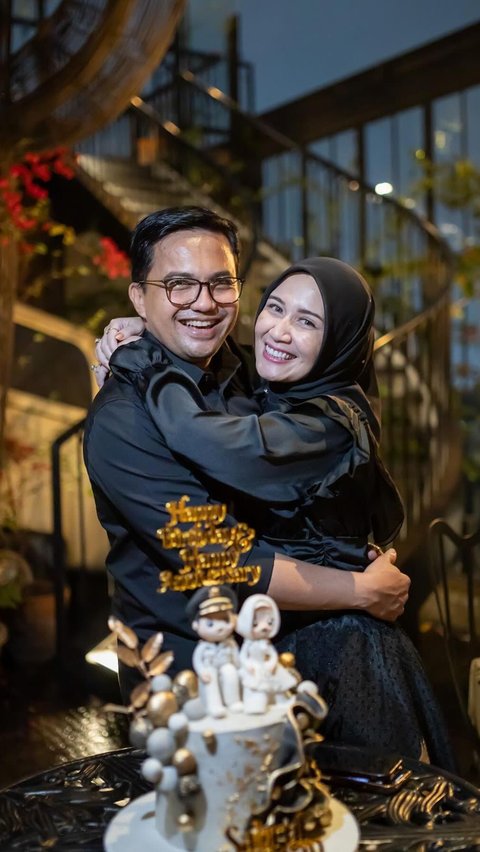 Momen Sahrul Gunawan Dapat Kejutan Istimewa di Ultah ke-48 dari Sang Istri, Terharu Sampai Menangis<br>