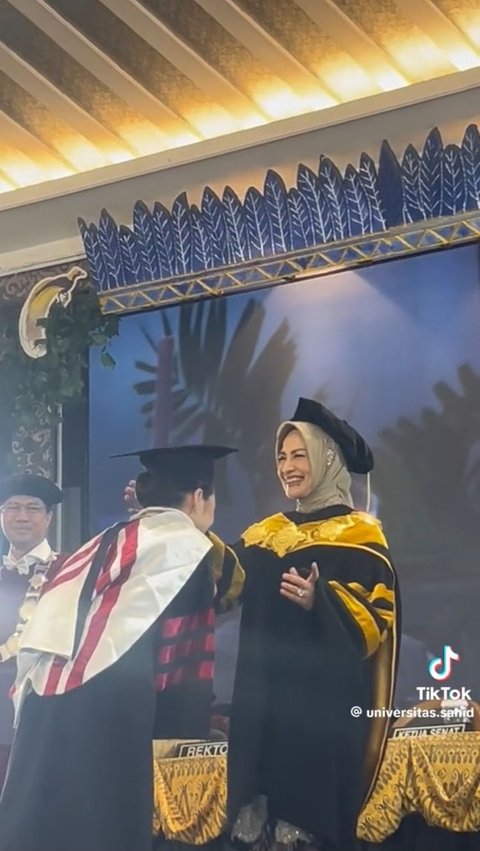 Momen Rektor Wisuda Putrinya Sendiri yang Raih Gelar Doktor Ini Viral, Tuai Pujian