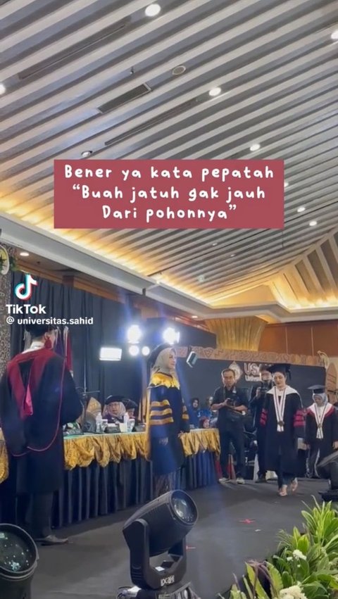 Momen Rektor Wisuda Putrinya Sendiri yang Raih Gelar Doktor Ini Viral, Tuai Pujian