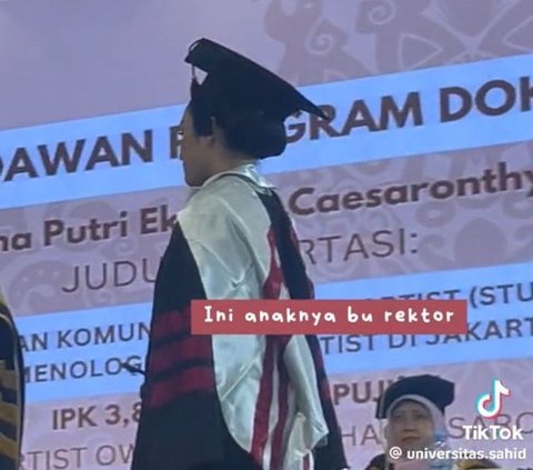 Momen Rektor Wisuda Putrinya Sendiri yang Raih Gelar Doktor Ini Viral, Tuai Pujian