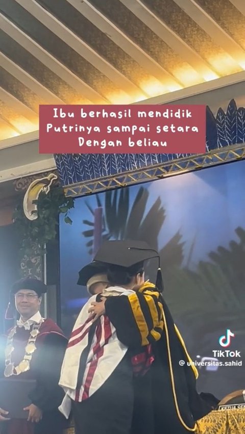 Momen Rektor Wisuda Putrinya Sendiri yang Raih Gelar Doktor Ini Viral, Tuai Pujian