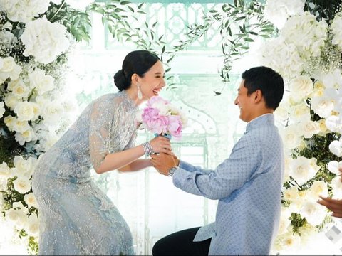 Rarely Showing Affection, Portrait of Rio Haryanto Proposing to Beautiful Girlfriend, Minister's Niece, Looking Stunning in Changshan Attire