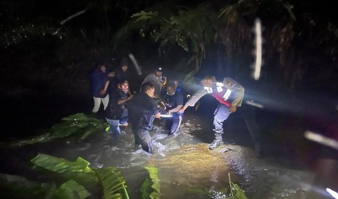 Sesampai di jembatan, personel Kepolisian menemukan satu unit sepeda motor Supra tanpa ada pengendara. <br>