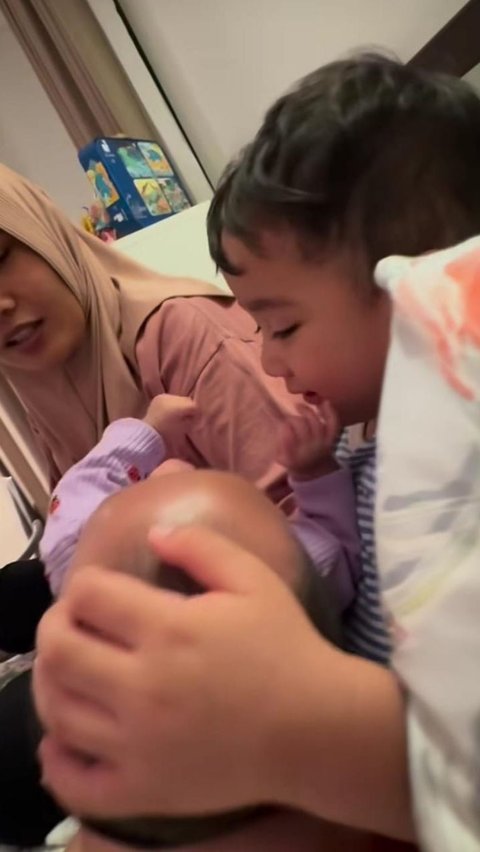 Rayyanza Tiba-tiba Jungkir Balik Sampai Tak Sengaja Menendang Baby Lily, Nagita Slavina & Raffi Ahmad Syok