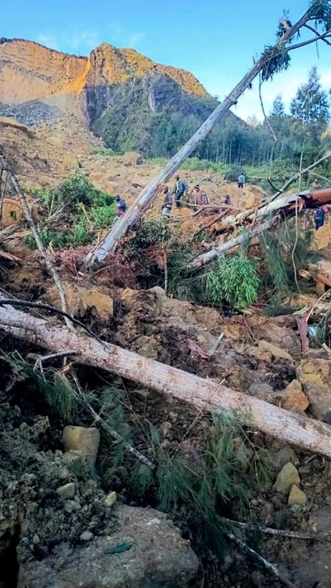Seorang pejabat PBB menyebutkan bahwa, lebih dari 670 orang diyakini tewas setelah tanah longsor besar-besaran menyapu Papua Nugini. Foto: AFP / STR