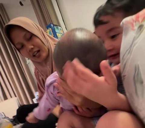 Rayyanza Tiba-tiba Jungkir Balik Sampai Tak Sengaja Menendang Baby Lily, Nagita Slavina & Raffi Ahmad Syok