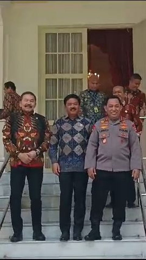 Di Depan Kapolri & Jaksa Agung, Menko Polhukam Jawab Kabar Jampidsus Dikuntit Densus: Ini Udah Gandengan<br>