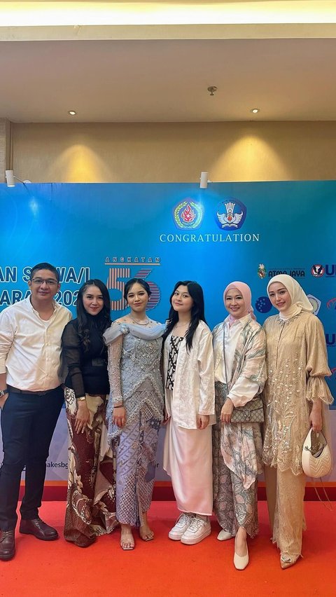 Cantiknya Shakiena Anak Pasha Ungu Wisuda SMA, Okie Agustina dan Adelia Kompak Hadir