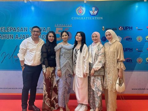 Cantiknya Shakiena Anak Pasha Ungu Wisuda SMA, Okie Agustina dan Adelia Kompak Hadir