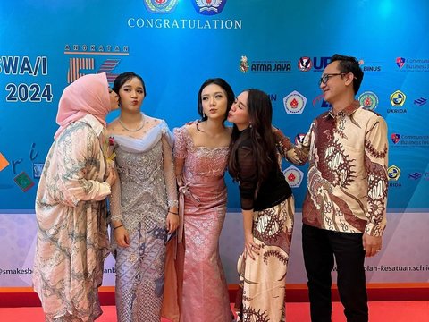 Cantiknya Shakiena Anak Pasha Ungu Wisuda SMA, Okie Agustina dan Adelia Kompak Hadir