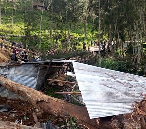 Yang menyulitkan tim bergerak untuk melakukan proses penyelamatan adalah material longsor yang terdiri dari batu-batuan berbagai ukuran yang menguburkan bengunan dan penduduk berjumlah ratusan orang. Foto: AFP / STR