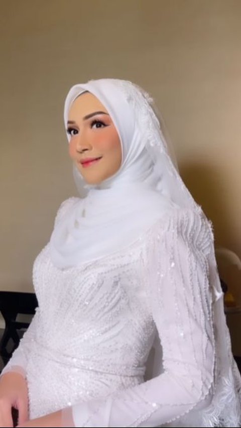 Surgery of Melody Prima's Wedding Dress, Anggun in All White