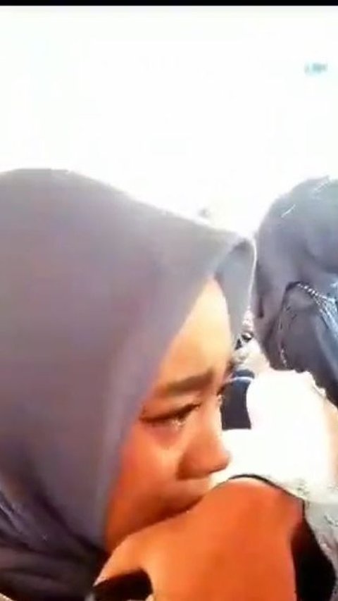 Tak Bisa Hadir di Momen Kelulusan Putrinya, Aksi Ibu Titip Hadiah untuk Anaknya Ini Viral Bikin Haru