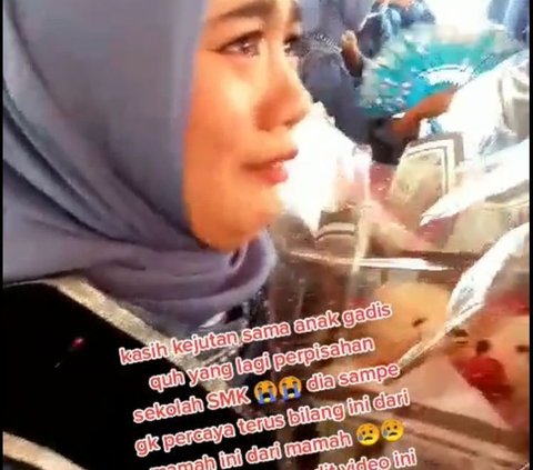 Tak Bisa Hadir di Momen Kelulusan Putrinya, Aksi Ibu Titip Hadiah untuk Anaknya Ini Viral Bikin Haru