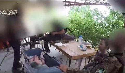 Dalam video juga terlihat bagaimana perlakuan pejuang Hamas kepada anak-anak. Mereka tampak begitu sayang terhadap anak-anak Israel.