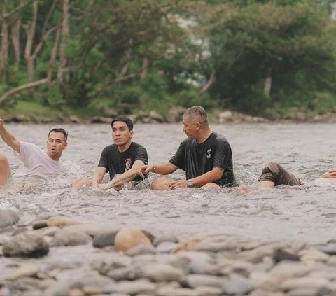 Potret 'The Dudas Minus One' Berkunjung ke Kampung Halaman Ariel Noah, Ke Rumah Sakit Hingga Main di Sungai