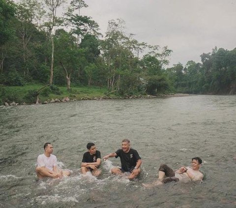 Potret 'The Dudas Minus One' Berkunjung ke Kampung Halaman Ariel Noah, Ke Rumah Sakit Hingga Main di Sungai