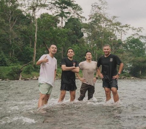 Potret 'The Dudas Minus One' Berkunjung ke Kampung Halaman Ariel Noah, Ke Rumah Sakit Hingga Main di Sungai