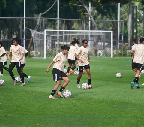 FOTO: Pemanasan Timnas Putri Indonesia Bersiap Bertanding dengan Singapura di Laga Uji Coba Internasional