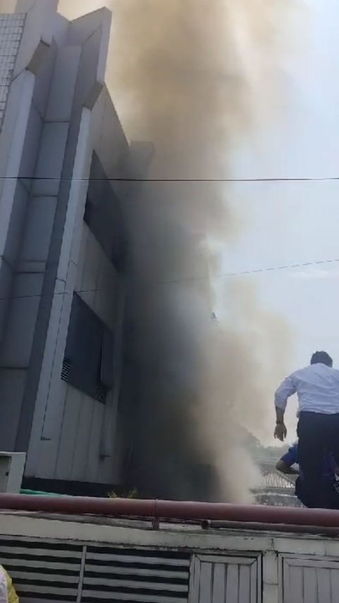 Mobil Terbakar di Universitas Trisakti, Terdengar Ledakan hingga Api Merambat ke Gedung F Kampus