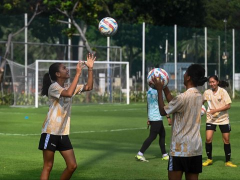 FOTO: Pemanasan Timnas Putri Indonesia Bersiap Bertanding dengan Singapura di Laga Uji Coba Internasional