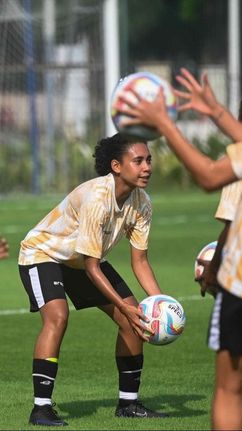 Pemain Timnas Wanita Indonesia saat  menggelar latihan sebelum menghadapi Timnas Singapura di Lapangan A, GBK, Senayan, Jakarta, Senin (27/5/2024). Foto: Liputan6.com / Herman Zakharia