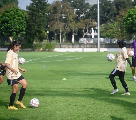 FOTO: Pemanasan Timnas Putri Indonesia Bersiap Bertanding dengan Singapura di Laga Uji Coba Internasional