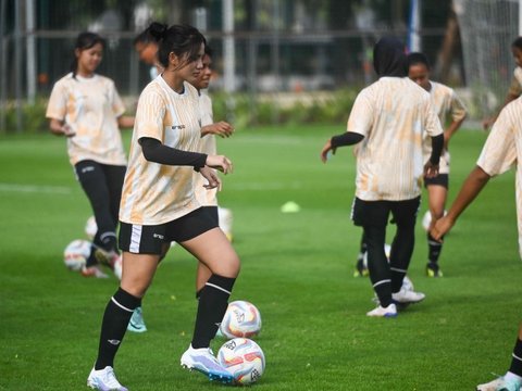 FOTO: Pemanasan Timnas Putri Indonesia Bersiap Bertanding dengan Singapura di Laga Uji Coba Internasional