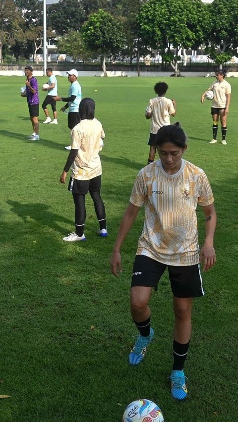 Pemain Timnas Wanita Indonesia saat latihan sebelum menghadapi Timnas Singapura di Lapangan A, GBK, Senayan, Jakarta, Senin (27/5/2024) Foto: Liputan6.com / Herman Zakharia