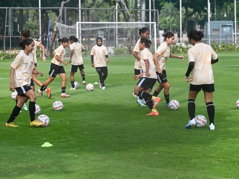 FOTO: Pemanasan Timnas Putri Indonesia Bersiap Bertanding dengan Singapura di Laga Uji Coba Internasional