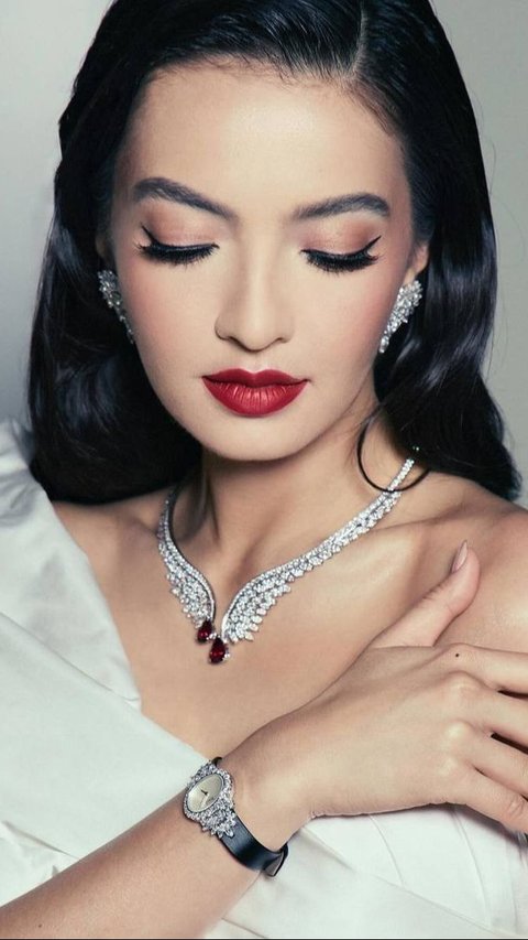 Untuk tampilan mewah dan glamor kali ini, Raline memilih classic makeup dengan lipstik merah yang bold dan winged eyeliner.<br>