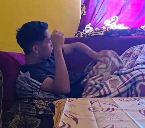 Biasa Tidur di Kasur Mewah, Begini Momen Betrand Peto Putra Onsu di Kampung Halaman Tidur di Sofa