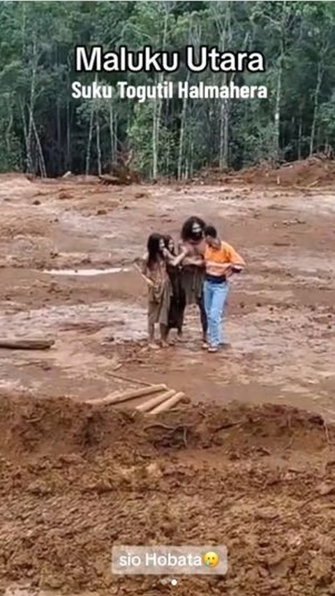 Momen Langka, Suku Togutil Datangi Para Pekerja di Hutan, Langsung Diajak Makan Bersama